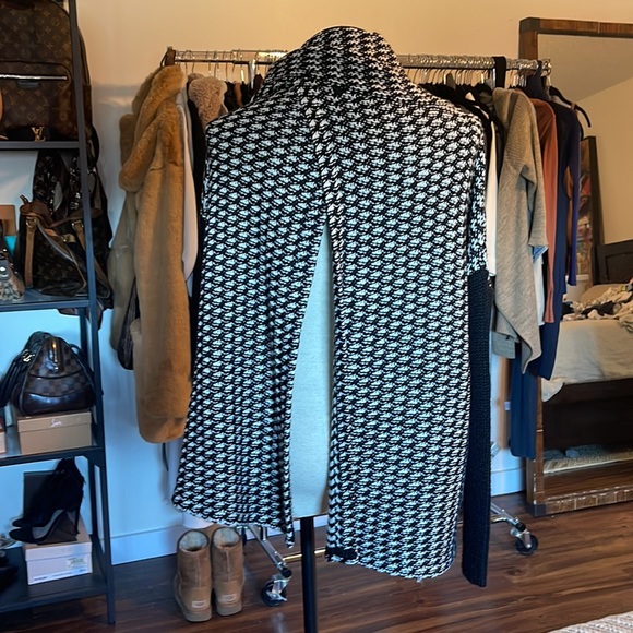 Guess sweater *** Sold*** - Picture 6 of 8